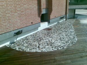 sasso spaccato con legno effetto bagnato