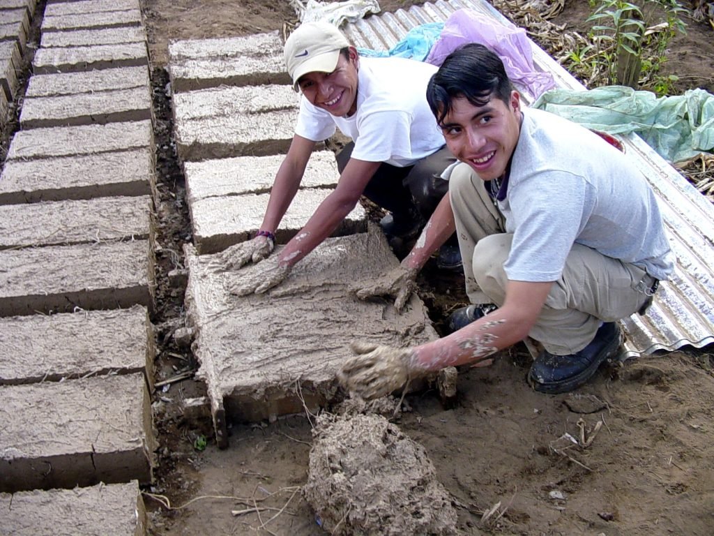 Lavorazione tradizionale dei mattoni in terra