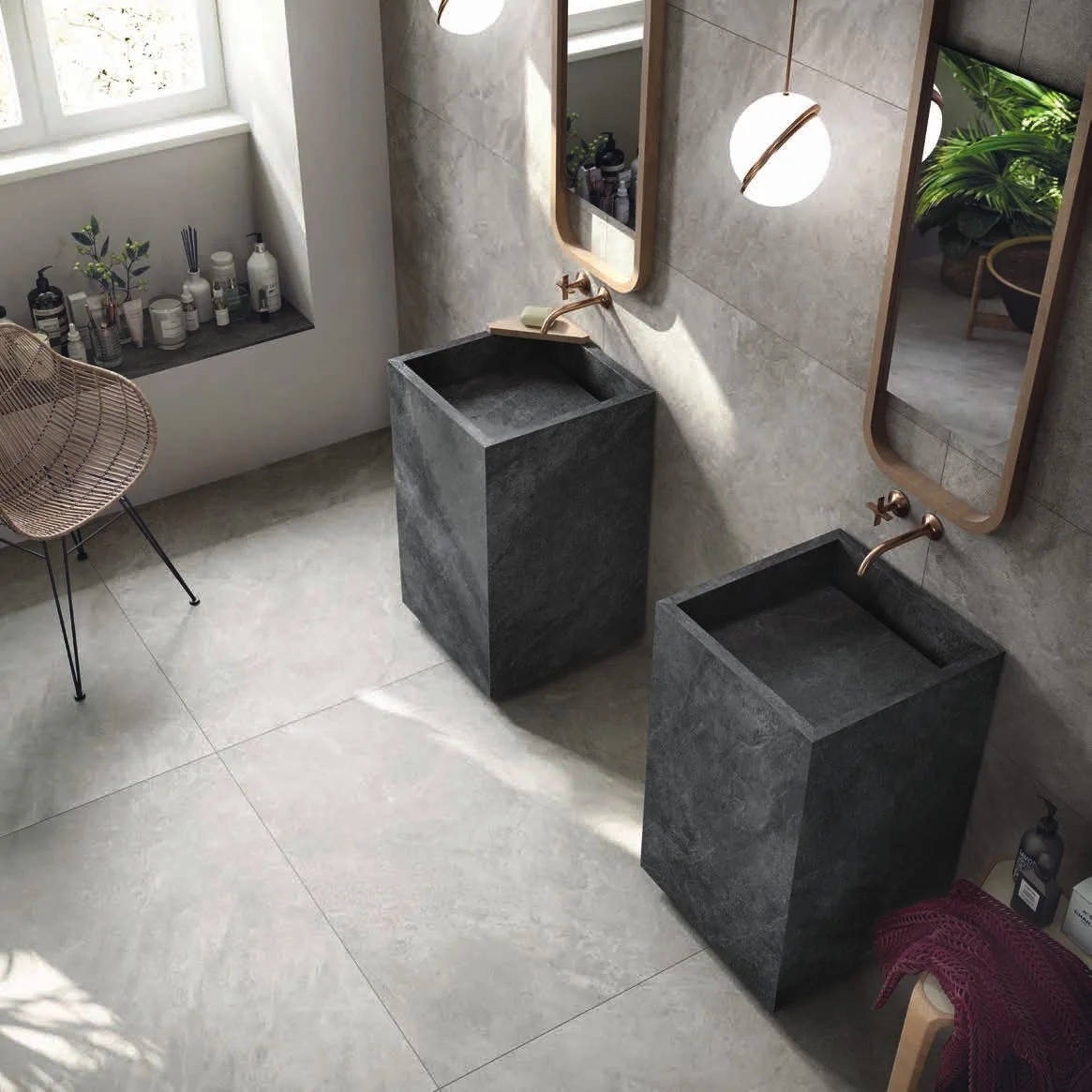 Bagno mediterraneo con piastrelle verdi smaltate e pavimento color terracotta