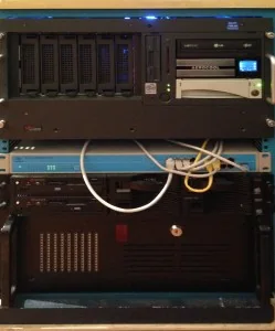 Fotografia storica di computer collegati in cluster