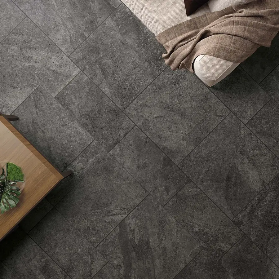 Soggiorno minimalista con grandi piastrelle effetto pietra chiara
