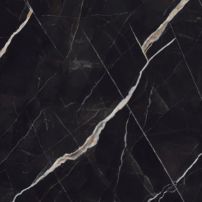 Dettaglio di grande lastra ceramica nera effetto marmo