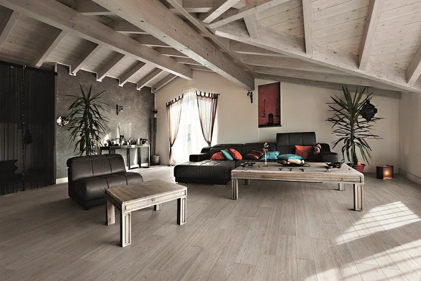 Soggiorno con pavimento in gres porcellanato effetto legno