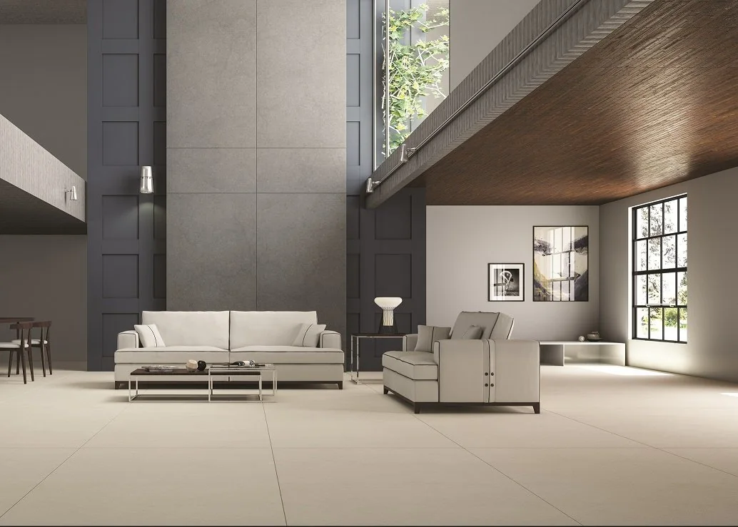 Soggiorno contemporaneo con pavimento in gres effetto pietra e parete in ceramica verde