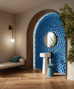 Parete ad arco rivestita con maioliche blu in un ambiente contemporaneo