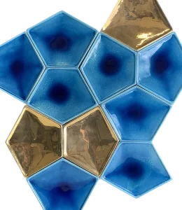 Composizione decorativa di maioliche blu e oro in piccolo formato