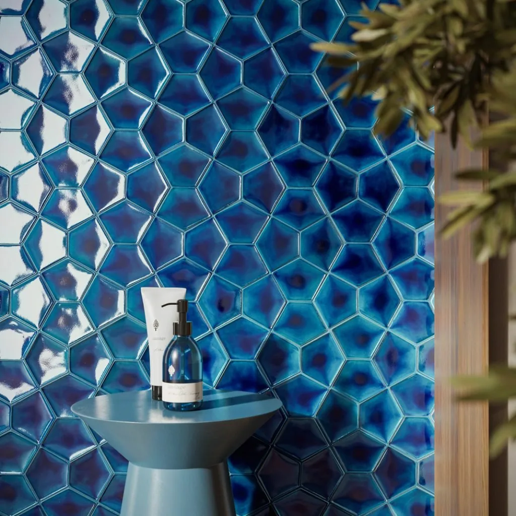 Rivestimento contemporaneo blu lucido con piccole piastrelle ceramiche irregolari